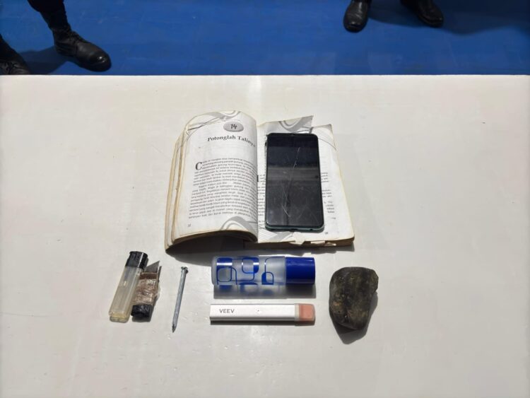 Sejumlah barang terlarang ditemukan dalam razia yang dilakukan oleh Lembaga Pemasyarakatan Kelas II A Padang, Selasa (15/4/2025). IST