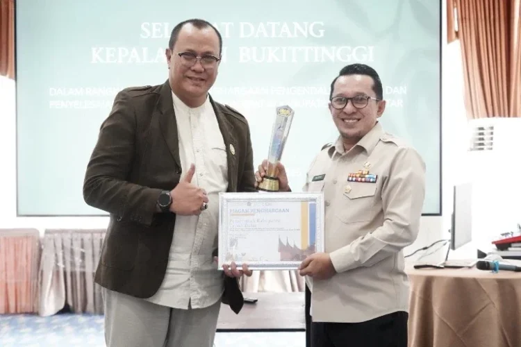 Bupati Tanah Datar, Eka Putra, SE, MM menerima dua penghargaan prestisius sekaligus atas kinerja luar biasa dalam tata kelola pemerintahan. IST