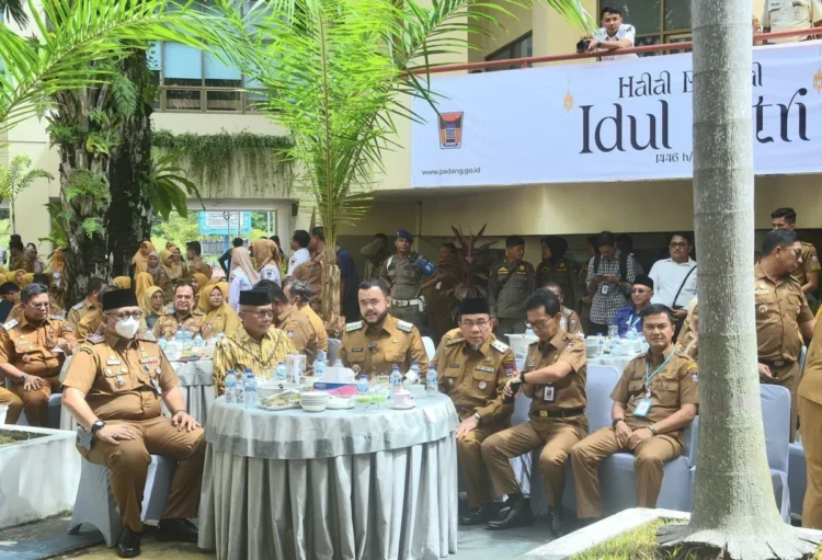 Wali Kota Padang Fadly Amran mengimbau Aparatur Sipil Negara (ASN) di lingkungan Pemerintahan Kota (Pemko) Padang untuk mendengarkan masyarakat. Dengan mendengarkan masyarakat akan mampu menciptakan pelayanan publik yang baik. IST