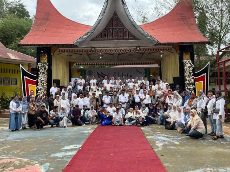 Ikatan Alumni Kampus Flamboyan (IKAFLAS) atau alumni SMAN 2 Payakumbuh berkumpul pada Sabtu (5/4). DADANG