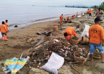 Pasukan Orange Bersihkan Sampah di Pantai Padang