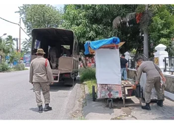 Satpol PP Tertibkan PKL yang Berjualan di Badan Jalan