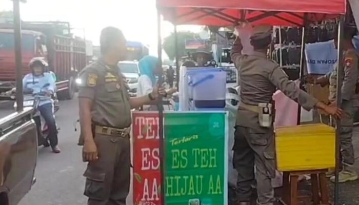 Satpol PP Tertibkan PKL di Jalan Aru Padang