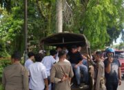 Satpol PP Amankan Pelajar saat Bermain Domino di Warung