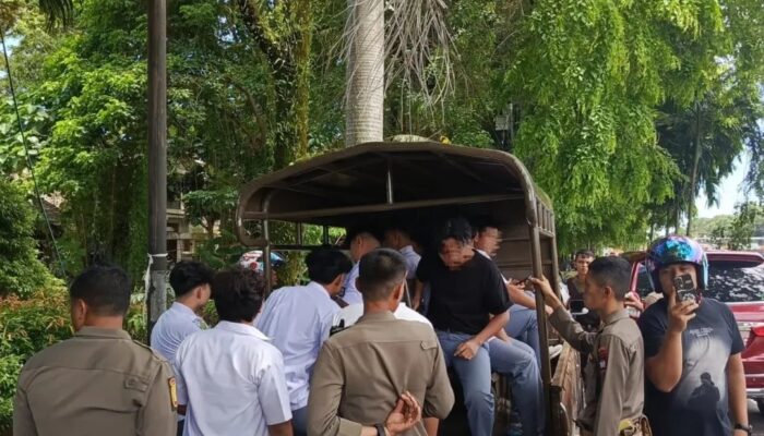 Satpol PP Amankan Pelajar saat Bermain Domino di Warung