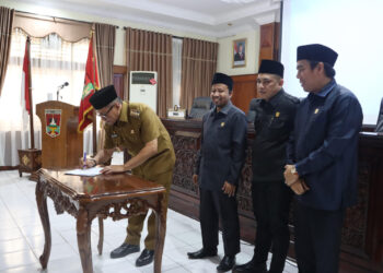 Wali Kota Ramlan Nurmatias melakukan penandatanganan Rancangan Awal (Ranwal)  RPJMD Kota Bukittinggi tahun 2025-2029 di Gedung DPRD Bukittinggi, Senin (21/4). RUDI GATOT