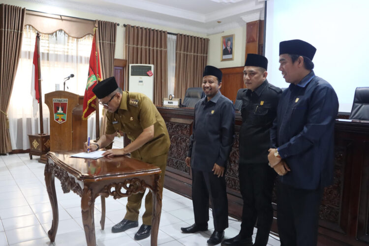 Wali Kota Ramlan Nurmatias melakukan penandatanganan Rancangan Awal (Ranwal) RPJMD Kota Bukittinggi tahun 2025-2029 di Gedung DPRD Bukittinggi, Senin (21/4). RUDI GATOT
