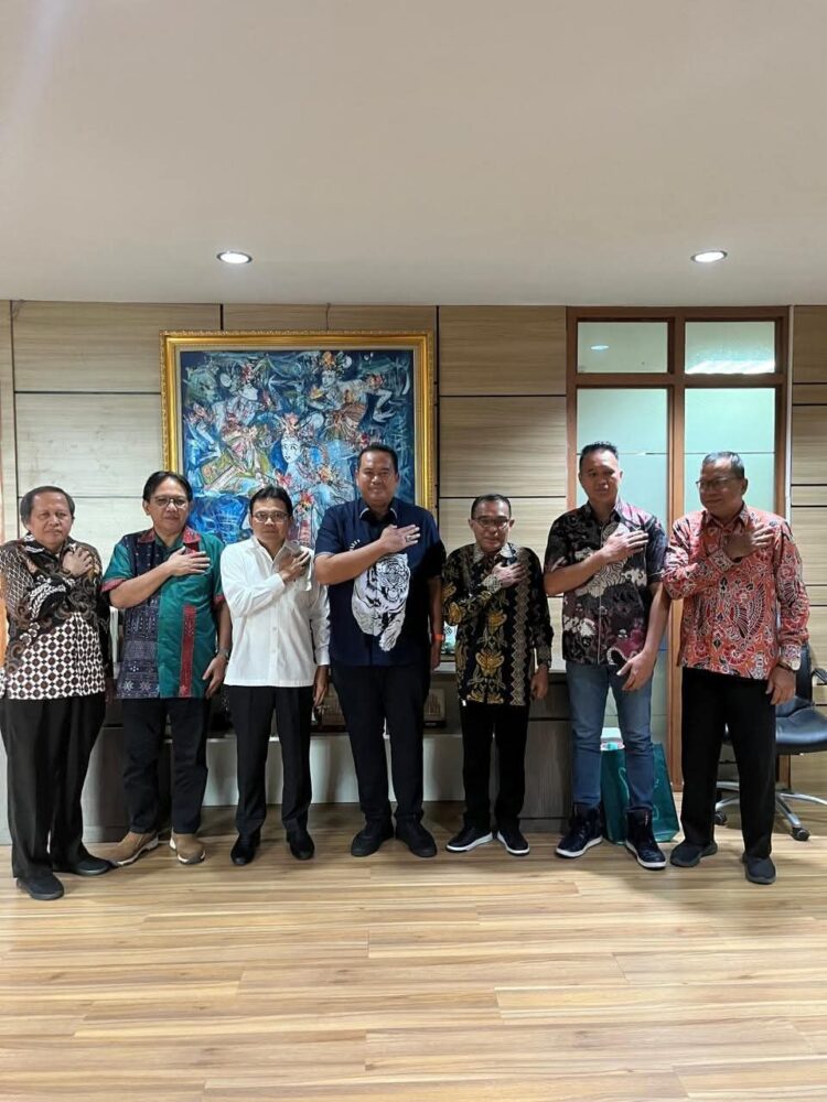 TEKS FOTO ; SEKOLAH RAKYAT -- Wali Kota Pariaman, Yota Balad, usulkan Sekolah Rakyat (SR) di Kota Pariaman saat menemui Menteri Sosial RI Saifullah Yusuf, di Jakarta, Senin (21/4). IST