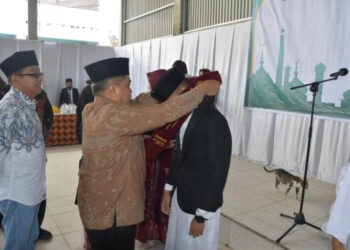 Bupati Agam, Benni Warlis saat menghadiri Wisuda Tahfiz dan Perpisahan Kelas XII Pondok Pesantren Modern Nurul Ihsan Panampuang, Kecamatan Ampek Angkek, Minggu (13/4). DEPIT