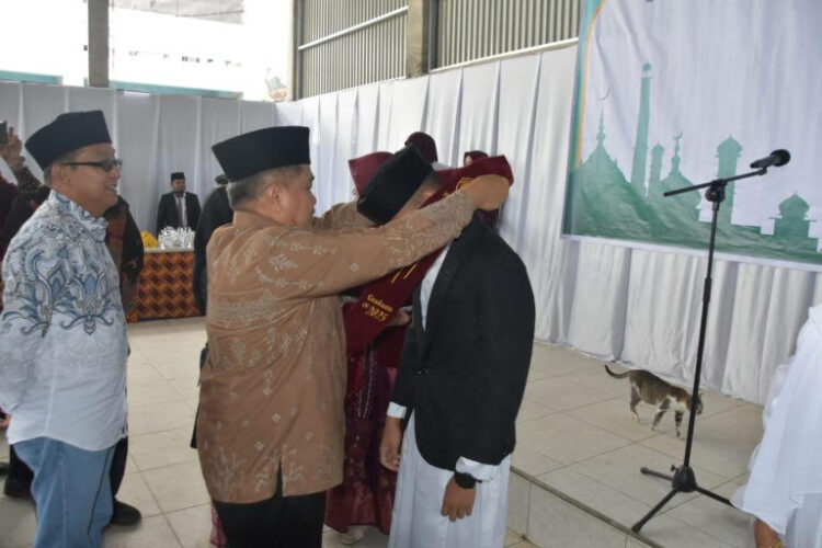 Bupati Agam, Benni Warlis  saat menghadiri Wisuda Tahfiz dan Perpisahan Kelas XII Pondok Pesantren Modern Nurul Ihsan Panampuang, Kecamatan Ampek Angkek, Minggu (13/4). DEPIT