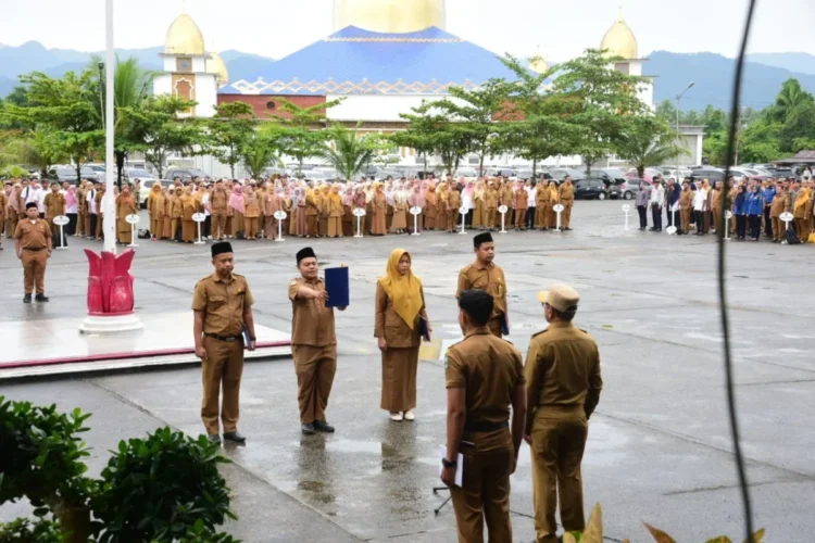 Bupati Padang Pariaman John Kenedy Azis pimpin Apel perdana setelah Ramadan dan cuti Lebaran yang dihadiri seluruh ASN setempat , Selasa (8/4). IST