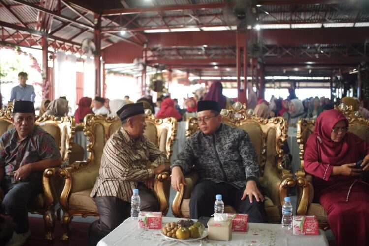 Wakil Bupati Ahmad Fadly bersama masyarakat perantau di Duri. IST