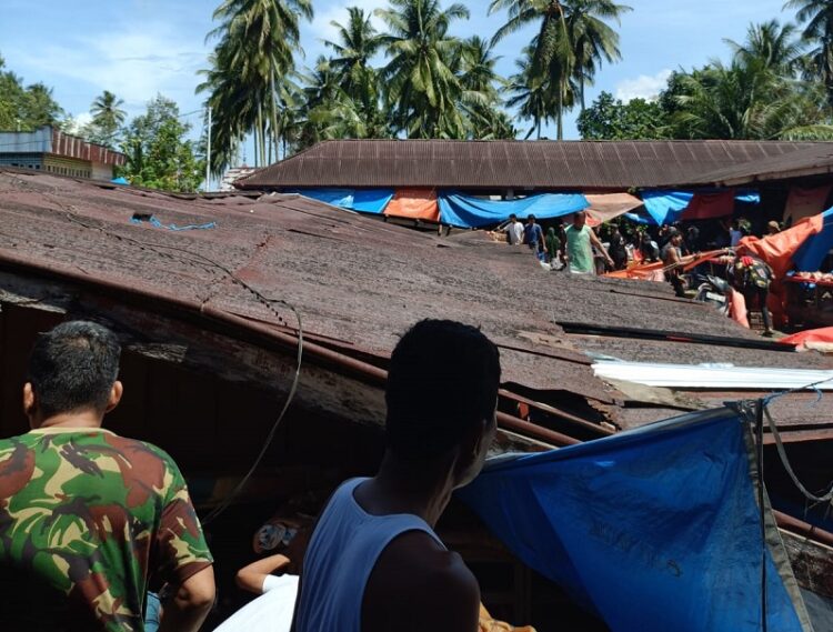 Peristiwa los dagang di Pasar Ampalu, Kecamatan VII Koto Sungai Sariak, Padang Pariaman ambruk, Sabtu (19/4) kemarin. IST