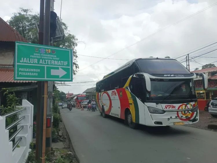 Sejumlah kendaraan terjebak kemacetan di jalan lintas Padang–Bukittinggi, tepatnya di persimpangan Koto Baru, Senin (7/4). Arus kendaraan telah mulai kembali padat pada puncak arus balik Idulfitri 1446 Hijriah.