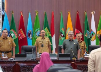 TEKS FOTO : RAPAT PARIPURNA -- Rapat paripurna DPRD Sumbar dengan agenda pengumuman dan penetapan susunan pimpinan serta anggota Pansus Pembahasan Rancangan Awal RPJMD Provinsi Sumbar Tahun 2025-2029. LENI