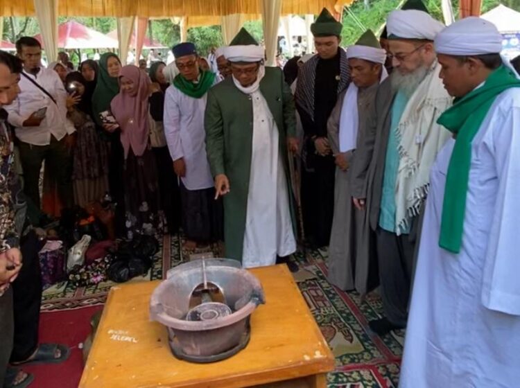 Pimpinan Ponpes Taruna Rabbani dan ulama dari berbagai negara saat melihat hasil karya yang diberi nama gas Saver, pada Minggu (20/4). IST