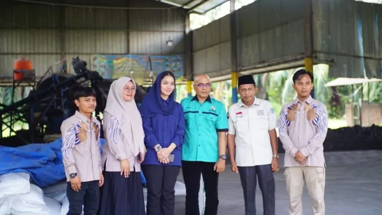 Bupati Dharmasraya, Annisa Suci Ramadhani didampingi Ketua KUD Lubuk Karya, Jhon Asri, melihat tumpukan tandan buah segar (TBS) di KUD Lubuk Karya. IST
