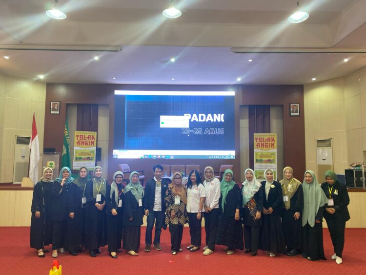 Tim dari PT Industri Jamu dan Farmasi Sido Muncul Tbk bersama tim FK Unand usai simposium nasional dengan tema “Pemanfaatan Obat Herbal Menuju Indonesia Sehat” di Aula Student Center M. Syaaf Fakultas Kedokteran Universitas Andalas, Selasa (15/4). IST
