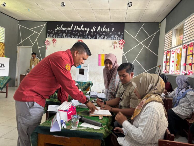 Jons Manedi saat meninjau di salah satu TPS di PSU Pasaman, Sabtu (19/4/2025) lalu. FARDIANTO