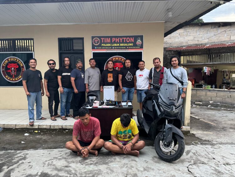 Kedua pelaku spesialis pencurian rumah kosong berinisial "RO" (33) dan "DM" (28) yang berhasil di amankan Tim Harimau Champo Satreskrim Polres Sijunjung dibackup Personel Reskrim Phyton Polsek Lubuk Begalung Kota Padang bersama barang bukti, Sabtu (19/4).