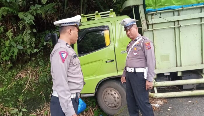 Rem Blong, Truk Masuk Parit di Turunan Tunggul Indarung Padang