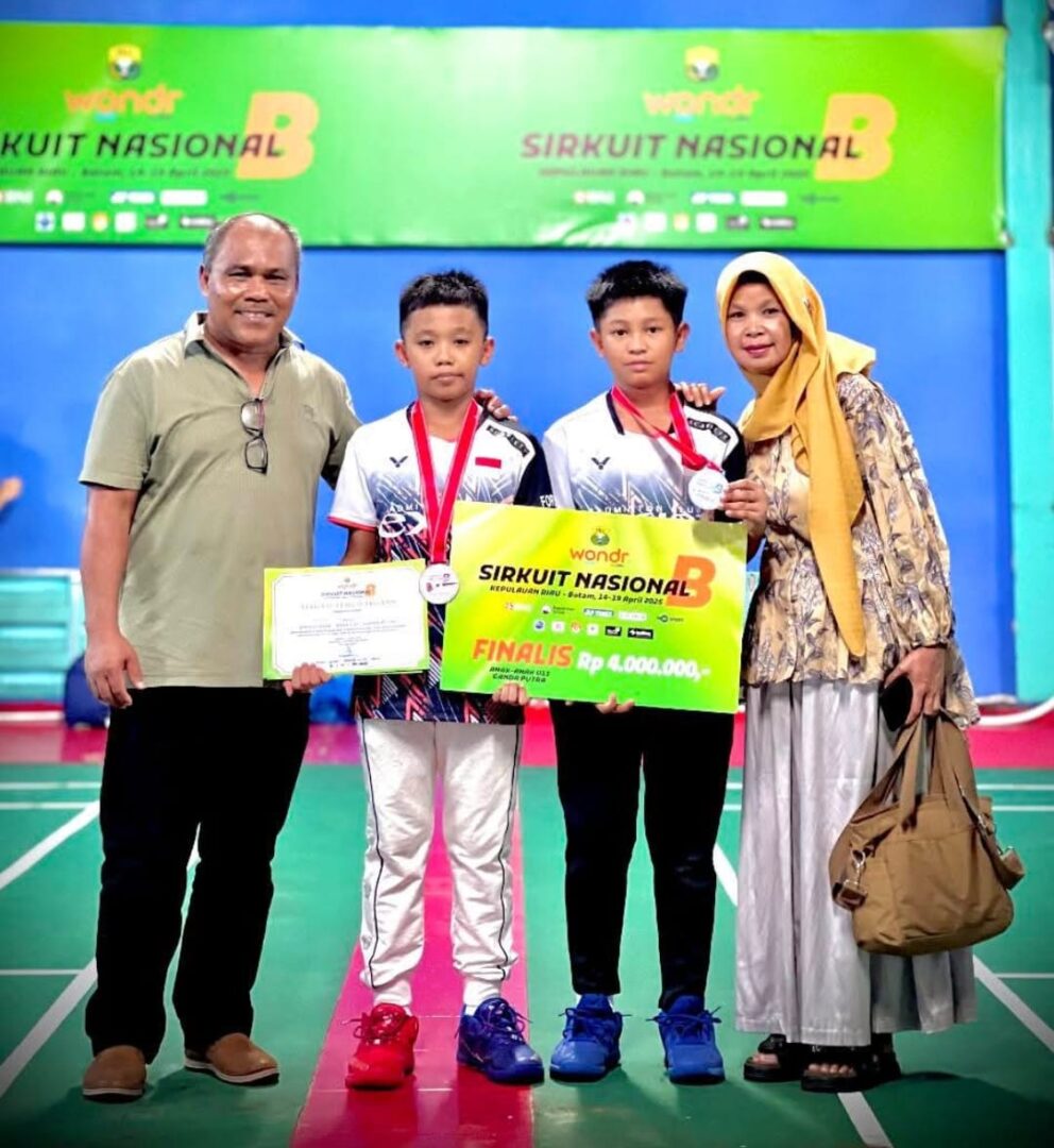 Nahla Agler Zeron (Neo - Kedua dari kiri), betfoto bersama rekan ganda putranya dan kedua orang tua Neo. (Foto: Arsip pribadi)