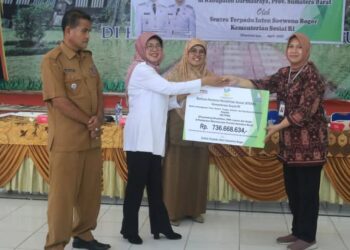 Wabup Dharmasraya Serahkan Bantuan Atensi bagi Disabilitas, Lansia, dan Anak Terlantar