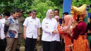 Bupati Annisa didampingi ayahnya, Marlon Martua Datuak Rangkayo Mulieh, disambut hangat oleh puluhan siswa Dharmasraya. (BADRI)