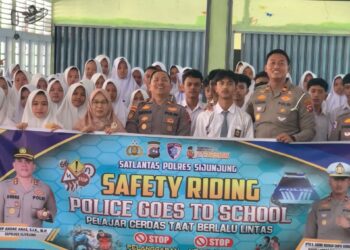 Police Goes to School Satlantas Polres Sijunjung Beri Edukasi “Safety Riding” di SMAN 3