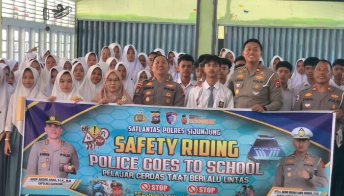 Police Goes to School Satlantas Polres Sijunjung Beri Edukasi “Safety Riding” di SMAN 3