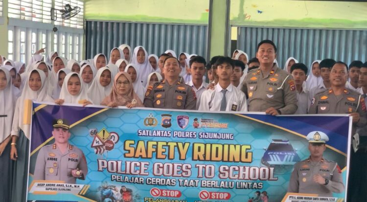 Kasatlantas Polres Sijunjung bersama Kapolsek Tanjung Gadang dan personil Satlantas Polres Sijunjung berfoto bersama dengan majelis guru dan siswa siswi SMAN 3 Sijunjung usai memberikan edukasi safety riding, Rabu (23/4) di SMAN 3 Sijunjung.