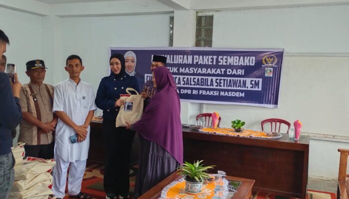 Anggota DPR RI Cindy Monica Salsabila Bagi Sembako untuk Masyarakat Pasaman
