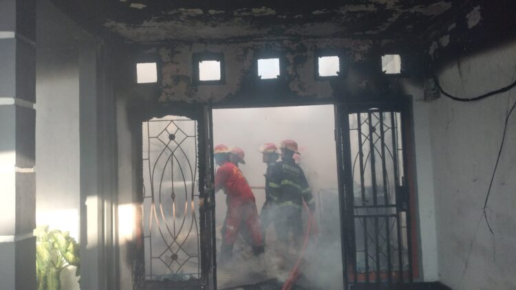 Kebakaran di Jalan Komplek Jala Utama II A2 No.11, Kelurahan Pampangan Nan XX, Kecamatan Lubuk Begalung, Sabtu (26/4/2025). IST