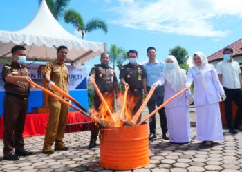 Kejari Solsel Musnahkan Barang Bukti Tipidum