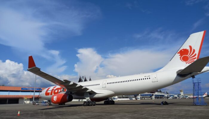 Siap Terbangkan Jemaah Embarkasi Padang, Pesawat Airbus 330 Lion Air Tiba di Padang