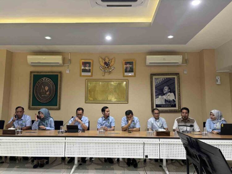 Direktur Utama RSUP M Djamil, dr. Dovy Djanas saat konferensi pers, Senin (21/4/2025). FARDIANTO