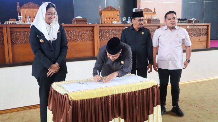 DPRD Dharmasraya menggelar Rapat Paripurna dalam rangka menyepakati perubahan Ranperda Nomor 1 Tahun 2024 tentang Pajak Daerah dan Retribusi Daerah menjadi Perda, Sabtu (20/4). IST