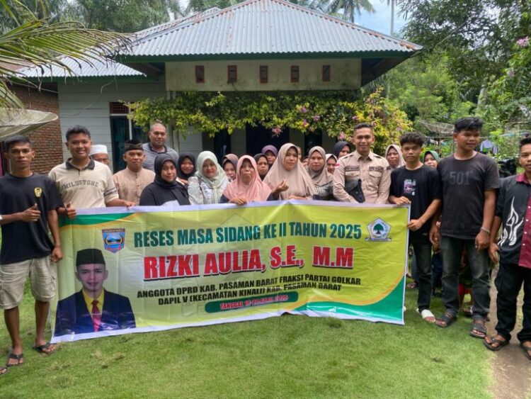 Anggota DPRD Pasbar Rizki Aulia foto bersama dengan konstituennya saat menggelar reses di Jorong Langgam Sepakat Timur, Kecamatan Kinali, Kabupaten Pasaman Barat. Osniwati
