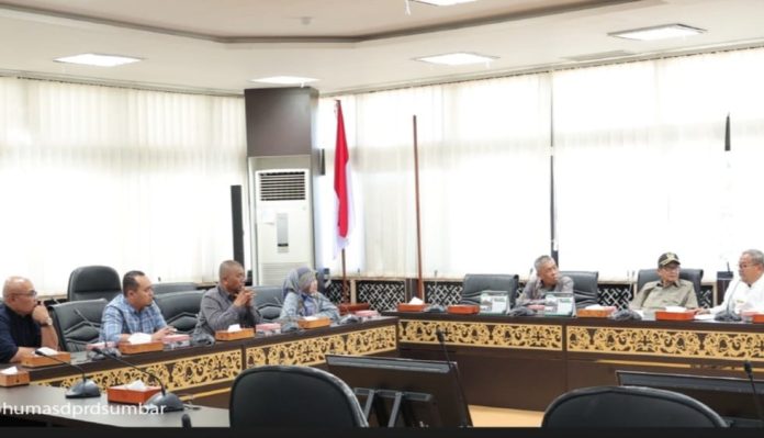 Anggota Komisi IV DPRD Sumbar, Muzli M. Nur, menerima kunjungan kerja dari Pimpinan dan Anggota Bamus DPRD Kabupaten Lima Puluh Kota, Selasa (22/4). IST