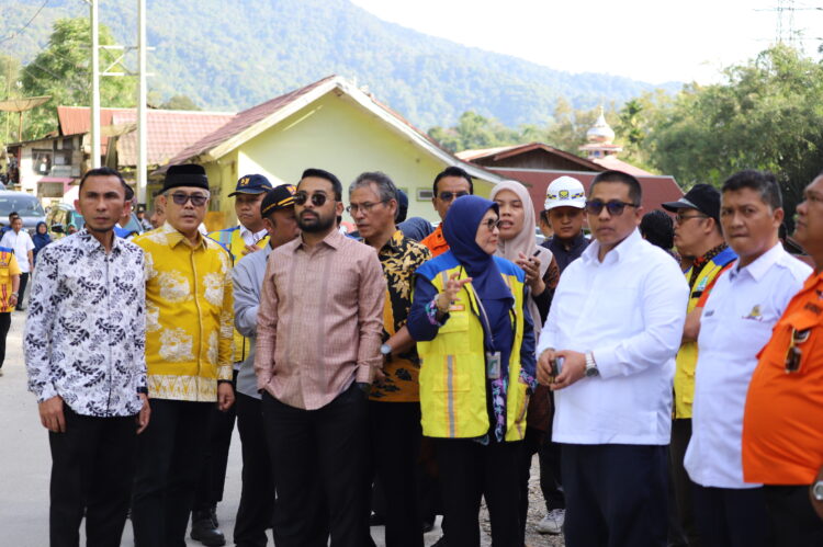Wali Kota Padang Panjang Hendri Arnis dan Wawako Allex Saputra saat kunjungan lapangan bersama Anggota DPR-RI Zigo Rolanda ke Pemandian Lubuk Mata Kucing. APIZ RAJO ALAM