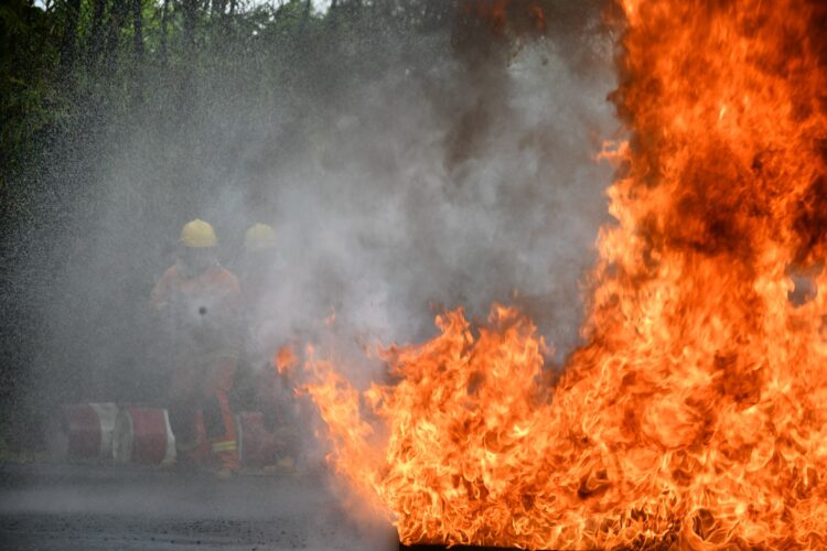 Sebanyak 23 tim yang berasal dari unit kerja di lingkungan PT Semen Padang saling bersaing pada ajang SHE Challenge di Lapangan Fire Ground PT Semen Padang, Selasa (4/2). IST