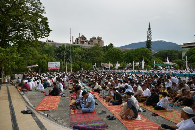 Ribuan jamaah dari Indarung dan sekitarnya memadati Plaza Kantor Pusat PT Semen Padang untuk menunaikan Salat Idulfitri 1446 Hijriah pada Senin (31/3) pagi. IST