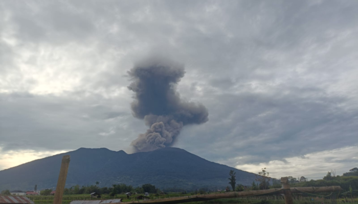 Kamis Pagi Gunung Marapi Erupsi disertai Suara Dentuman sangat Keras