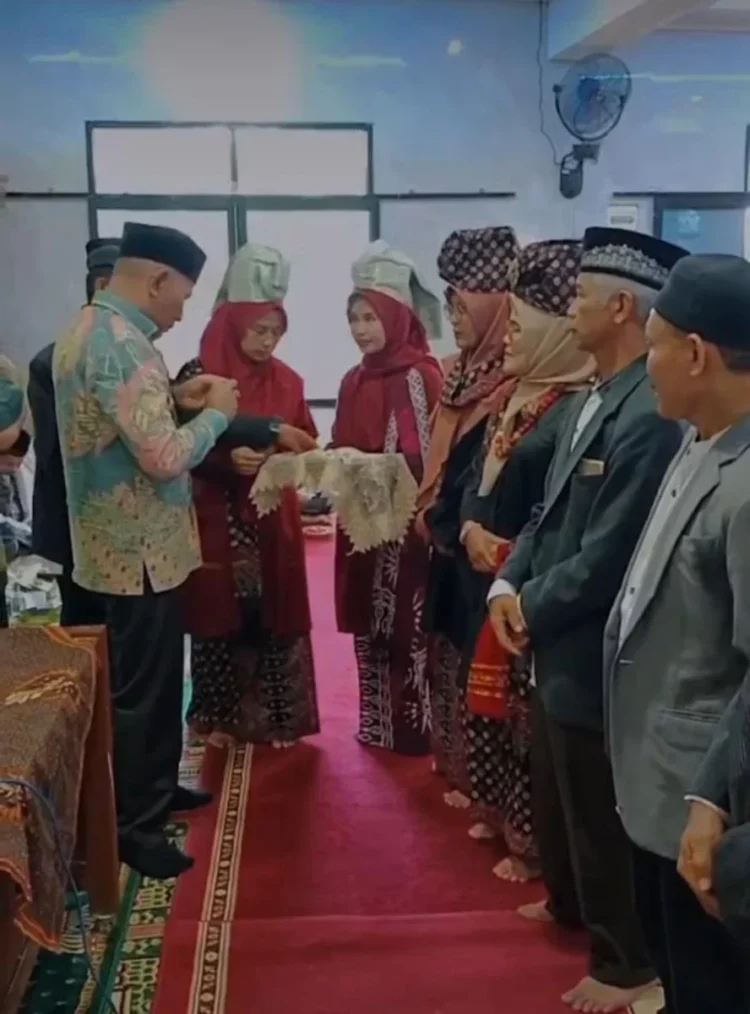 Bupati Limapuluh Kota, Safni mengukuhkan persatuan Persukuan Bodi Chaniago Suayan saat halalbihalal pasca lebaran, Sabtu (5/4). IST