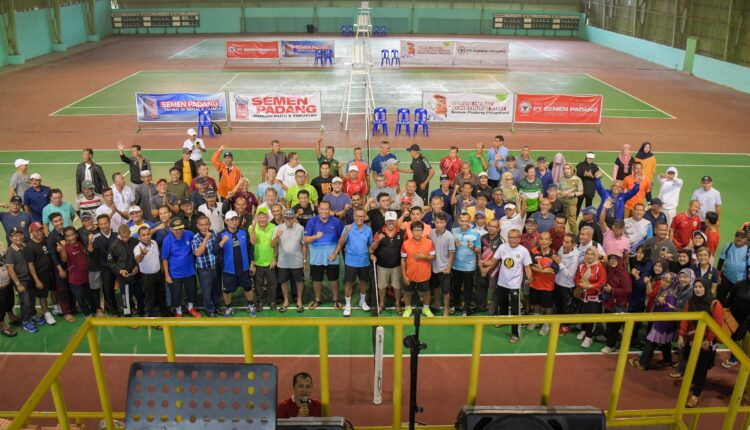Sebanyak 186 insan tenis dari berbagai penjuru Sumatera Barat berkumpul di Lapangan Tenis PT Semen Padang, Minggu (13/4). IST