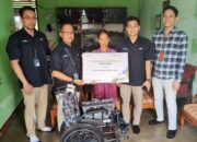 HUT ke-62, TASPEN KC Padang Salurkan Bantuan Kursi Roda bagi Pensiunan ASN