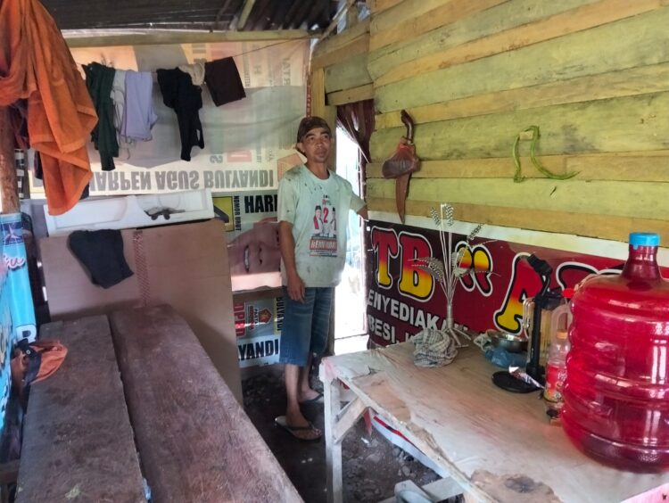 Joni Derianto saat menunjukkan kondisi rumahnya. IST