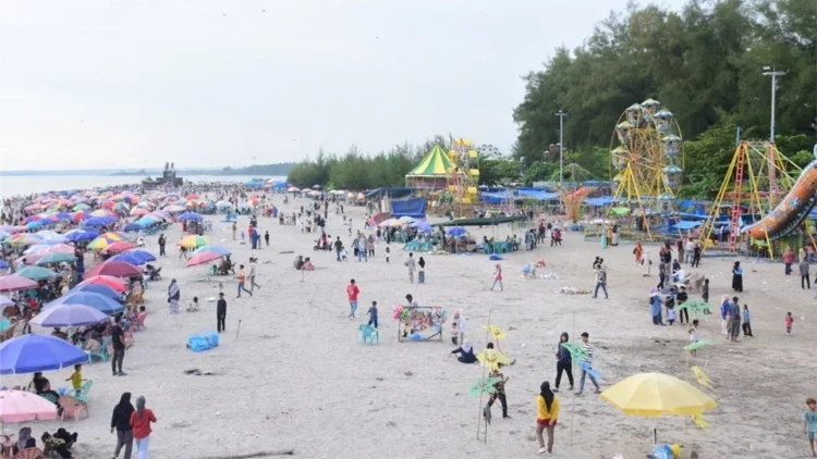 Wisatawan yang datang pada iven Piaman Barayo 2025