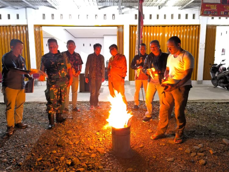 Komisi Pemilihan Umum (KPU) Kabupaten Pasaman melakukan pemusnahan surat suara lebih dan rusak. IST