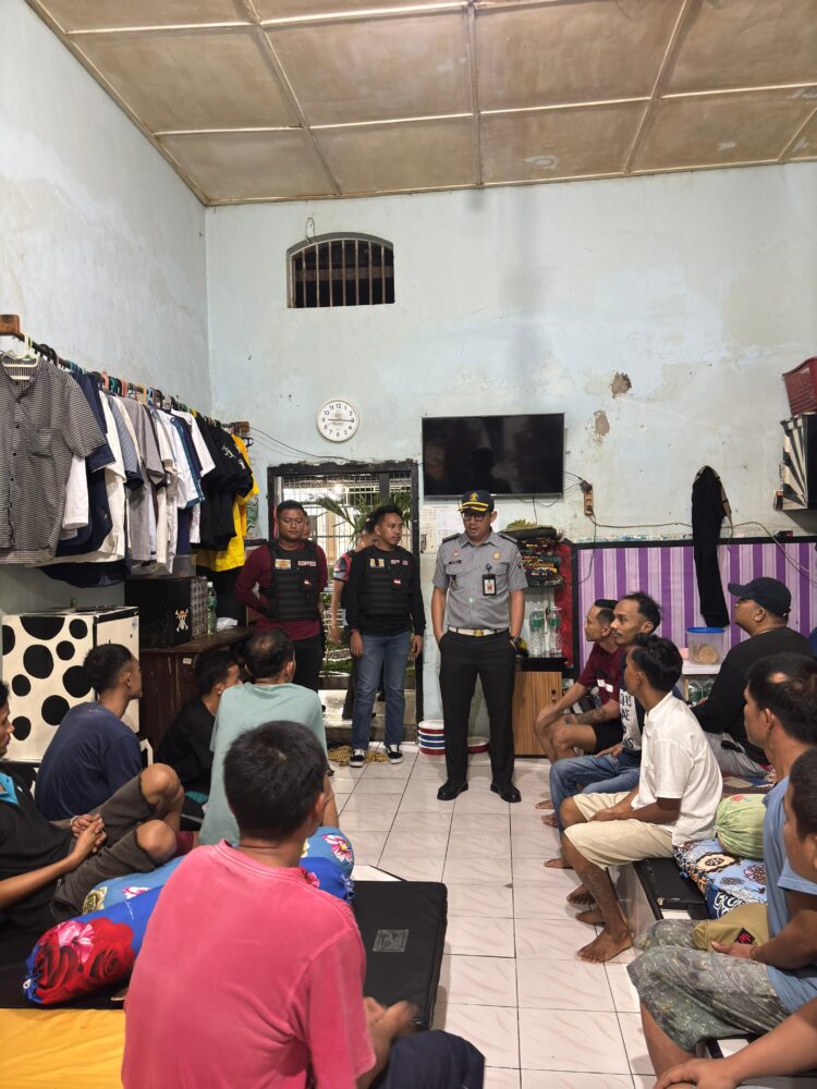 Lapas Kelas II A Padang menggelar kegiatan razia blok kamar warga binaan, pada Selasa (15/4/2025) dini hari. IST
